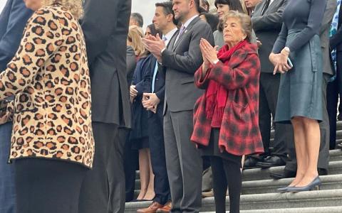 Schakowsky solemnly stands on House steps of Capitol